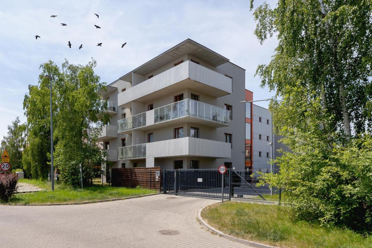 Modern & Spacious With Air Conditioning & Parking By Renters Prestige Apartment Krakau