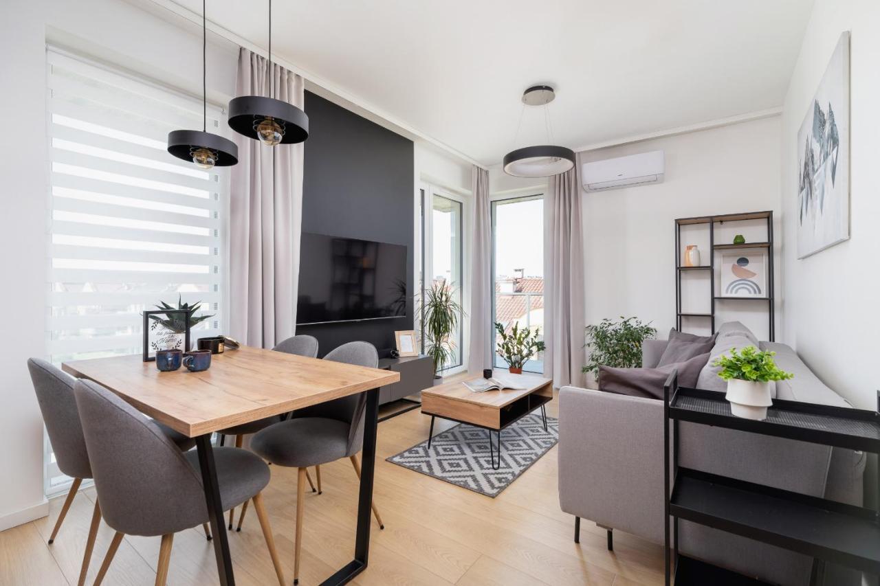 Apartment Modern & Spacious With Air Conditioning & Parking By Renters Prestige Krakau