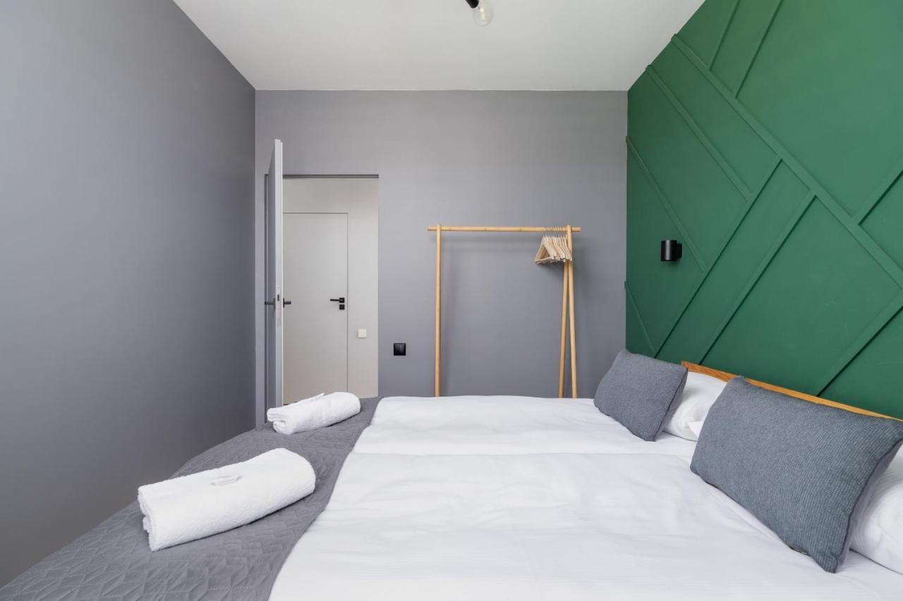 Modern & Spacious With Air Conditioning & Parking By Renters Prestige Apartment Krakau