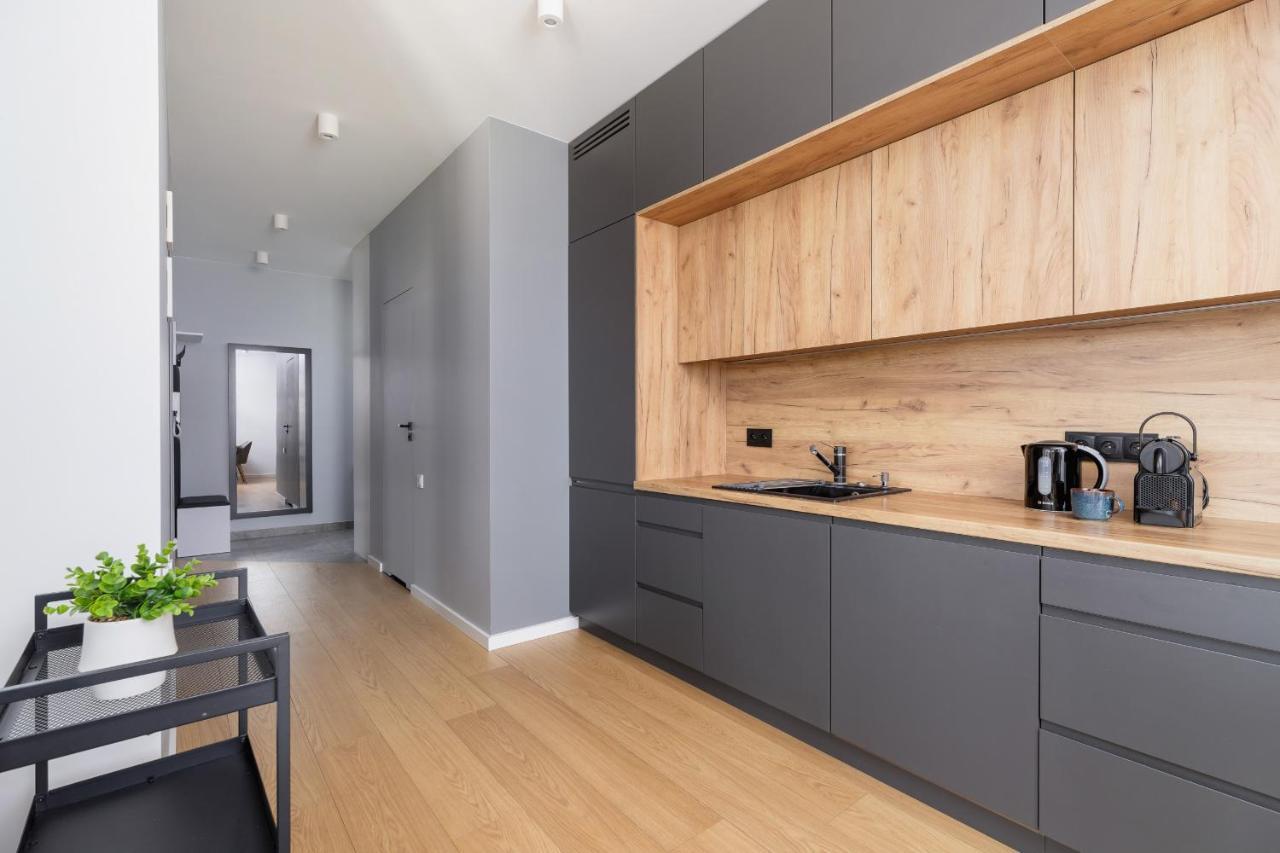 Modern & Spacious With Air Conditioning & Parking By Renters Prestige * Krakau