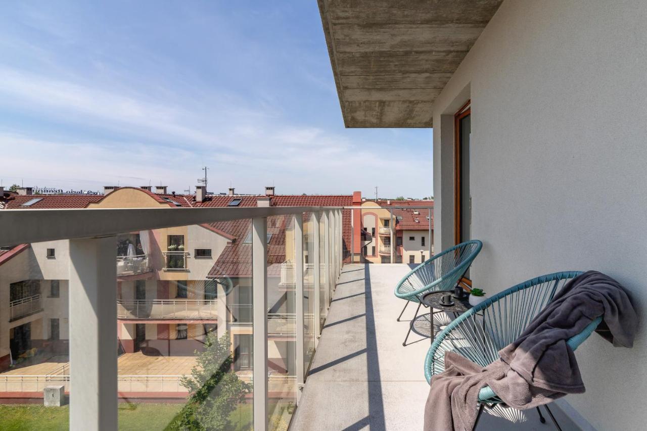 Modern & Spacious With Air Conditioning & Parking By Renters Prestige Apartment Krakau