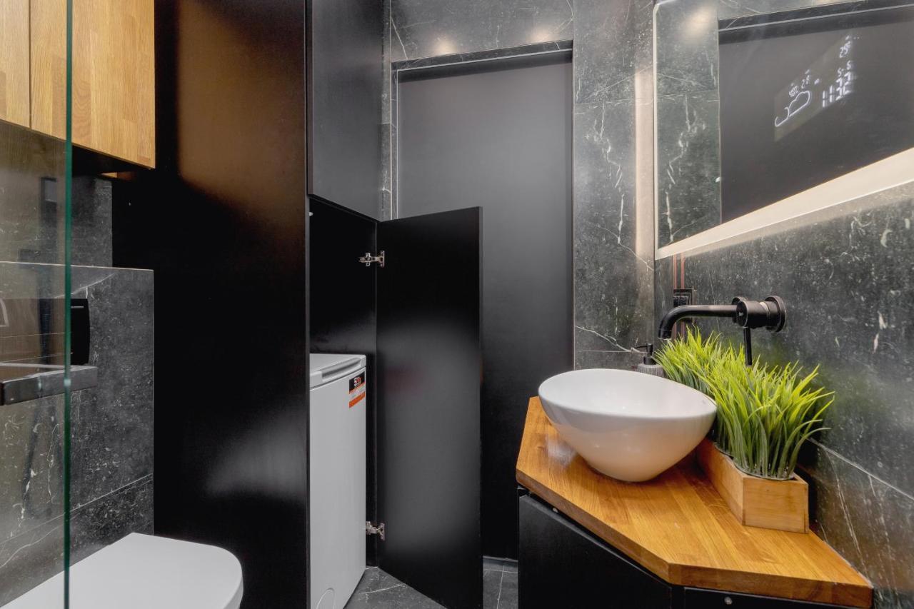 Apartment Modern & Spacious With Air Conditioning & Parking By Renters Prestige Krakau