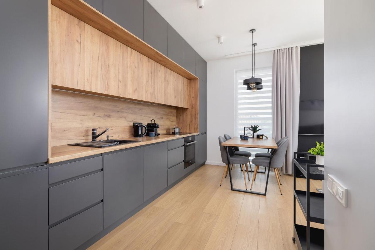 Apartment Modern & Spacious With Air Conditioning & Parking By Renters Prestige Krakau