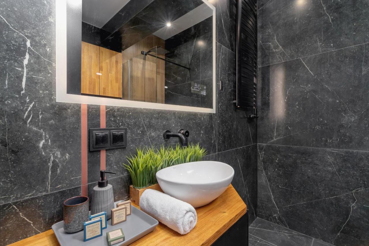 Modern & Spacious With Air Conditioning & Parking By Renters Prestige Appartement