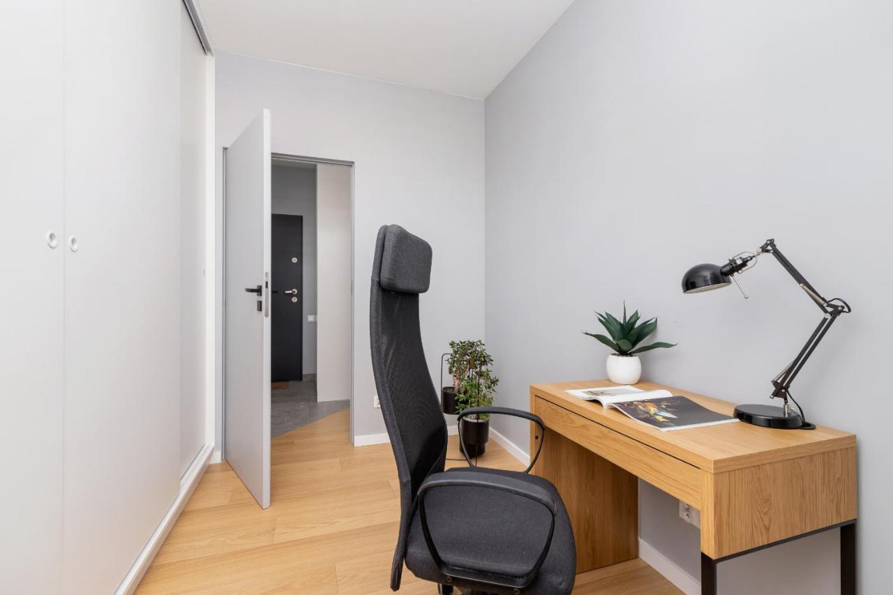 Modern & Spacious With Air Conditioning & Parking By Renters Prestige Appartement